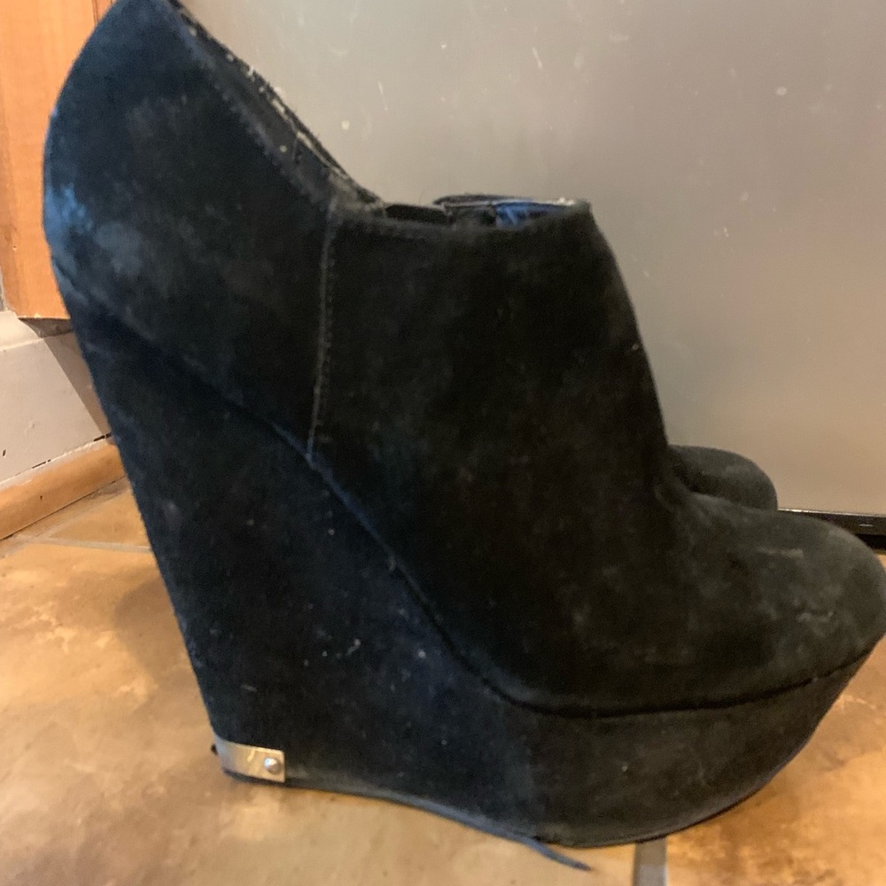 Steve Madden suede pump